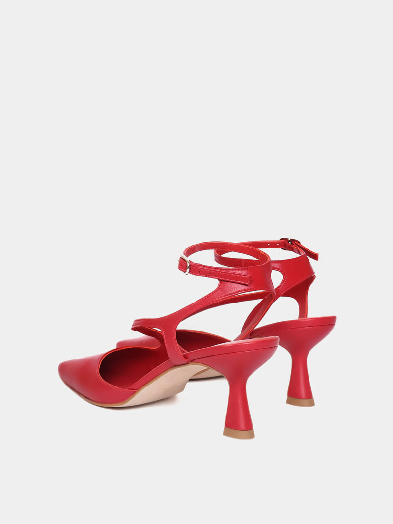 Cherry closed to heel with an asymmetric upper