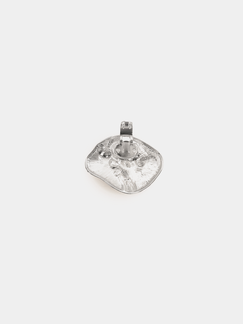 Oval textured silver shoe clip