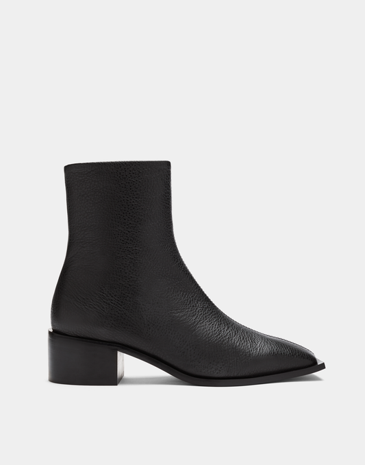 Black ankle boot with inner zipper, square heel and square toe