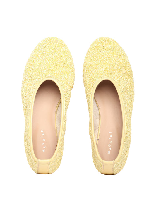 Ballerina flats made of yellow raffia