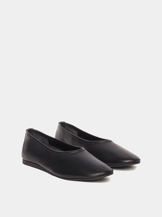 Ballerina flats made of black leather