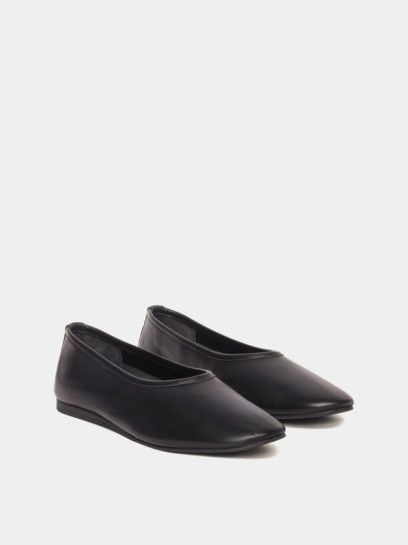 Ballerina flats made of black leather