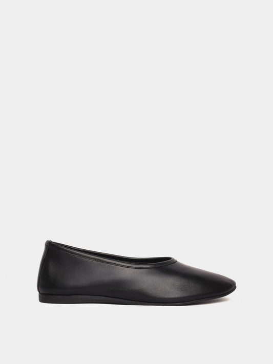 Ballerina flats made of black leather