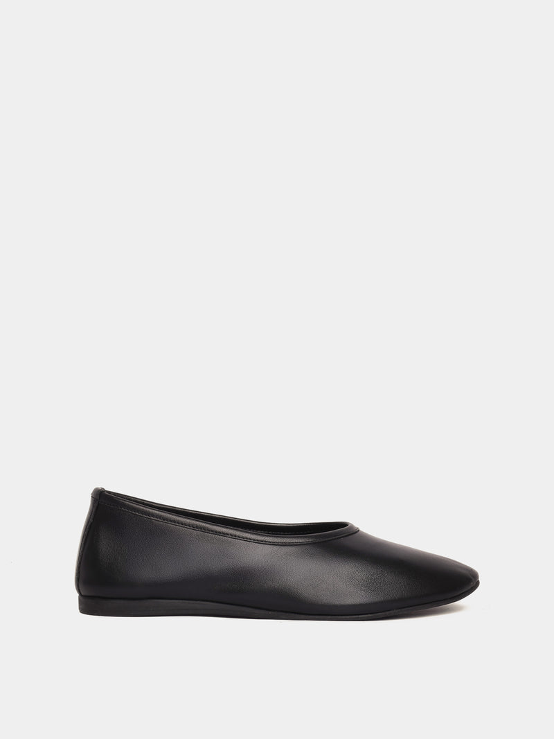 Ballerina flats made of black leather