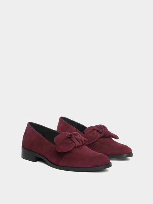 Loafer with a puffy suede bow detail on the vamp, in a bordeaux suede. 