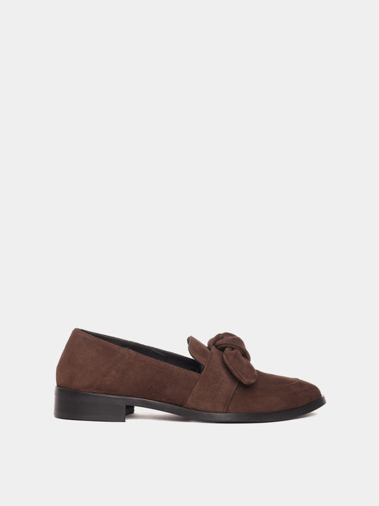 Loafer with a puffy suede bow detail on the vamp, in a brown suede. 