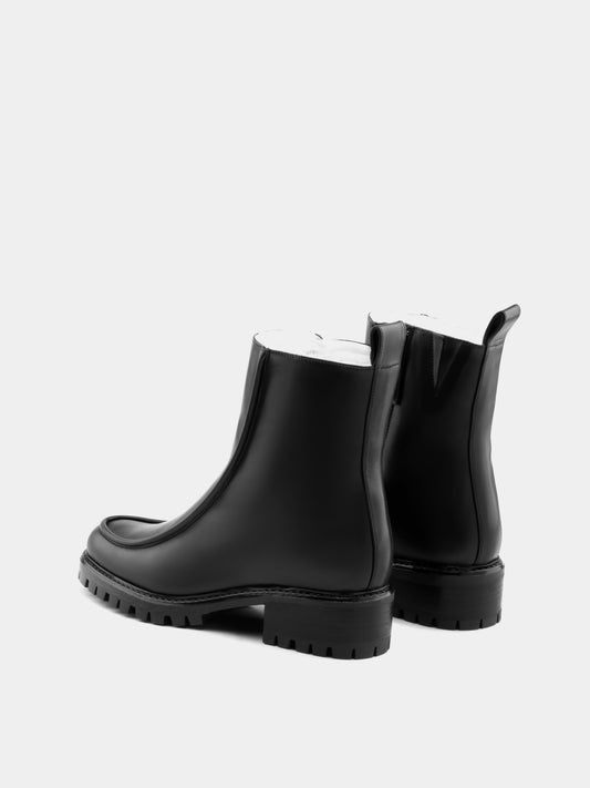 Black lined winter boot with rounded toe, 3d piping detailing and a back tab.