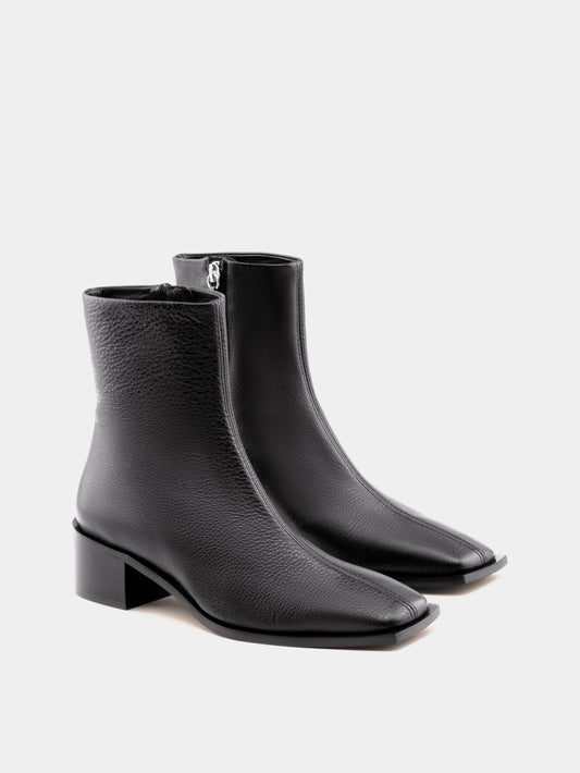 Black ankle boot with inner zipper, square heel and square toe