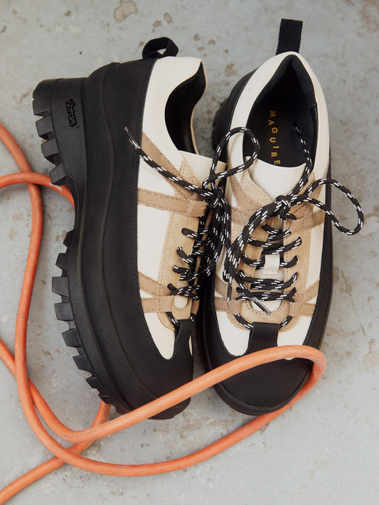 Sneaker with a Vibram anti-slip outsole in beige, white and black.