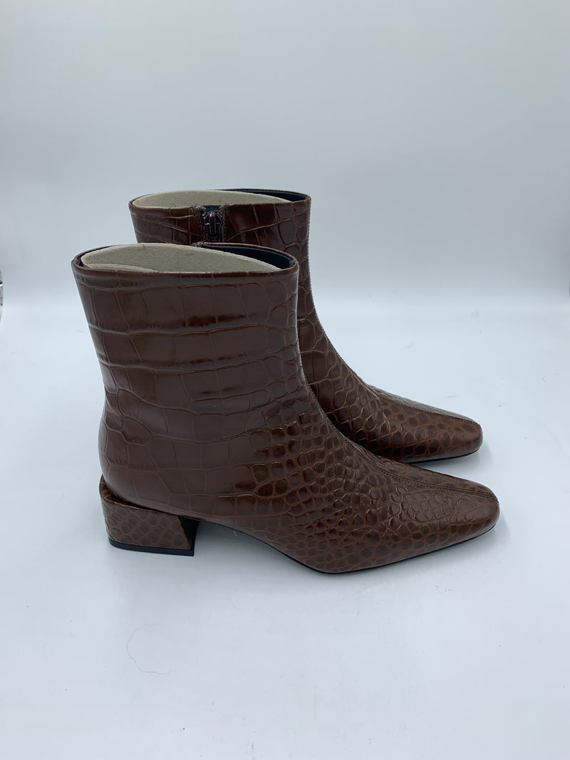 Floor Model Lisboa Brown Croc 36