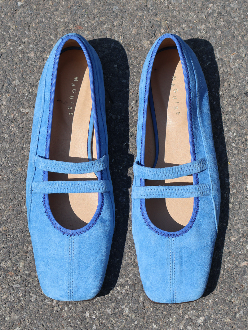 Square toe ballet flat with two elastic straps on the vamp and stitching detailing all over, in a soft blue suede.