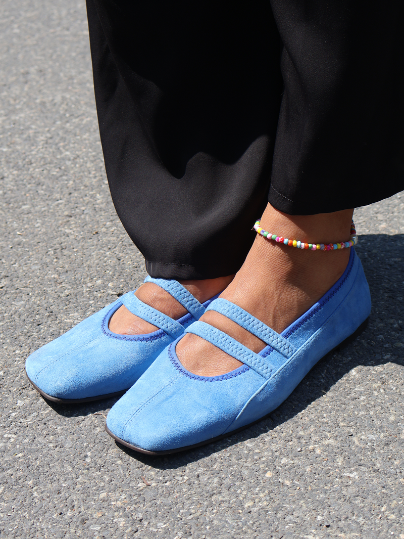 Square toe ballet flat with two elastic straps on the vamp and stitching detailing all over, in a soft blue suede.